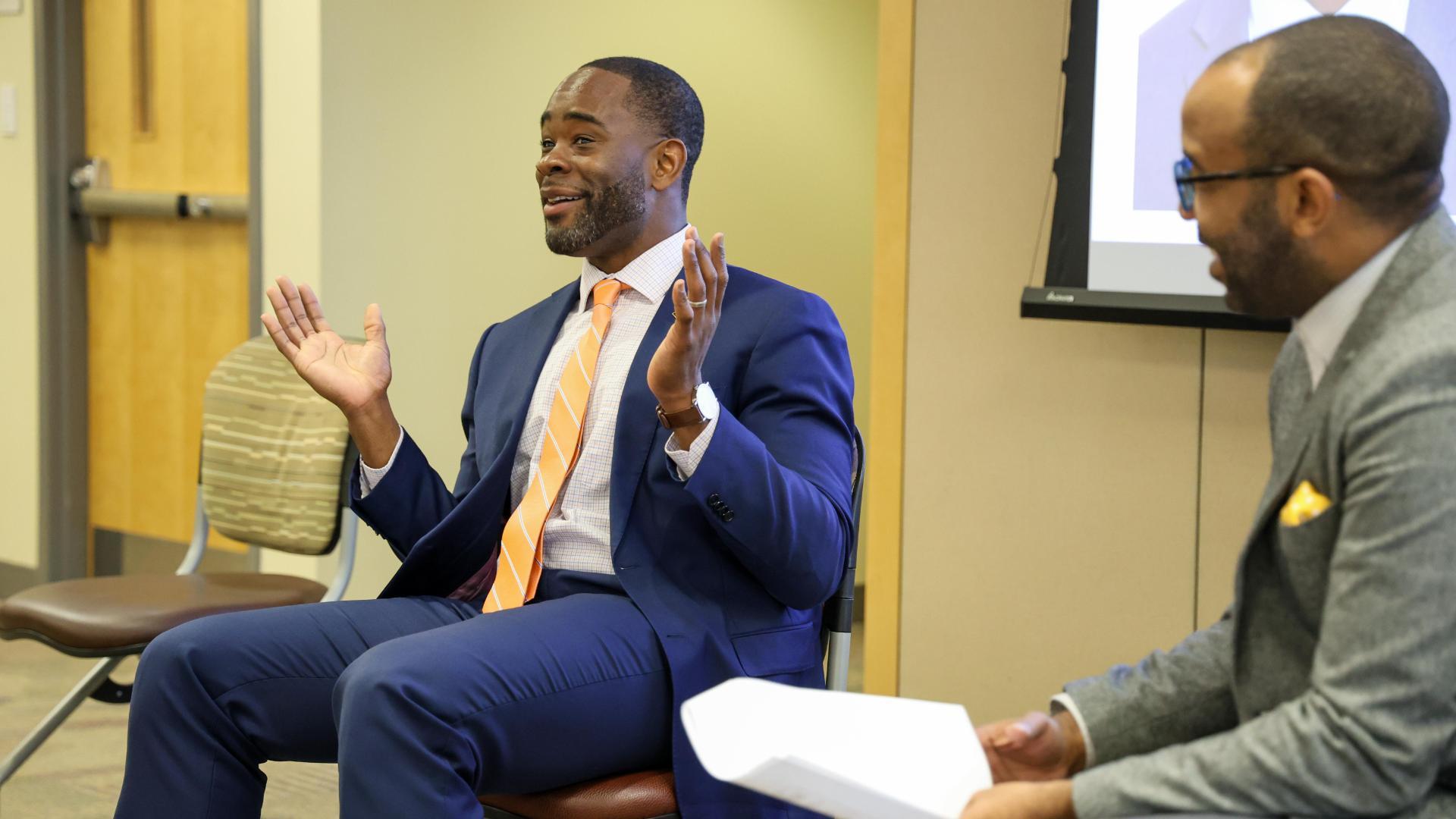 Dr. Carlos Smith moderates fireside chat with VCU School of Pharmacy Dean Kelechi C. Ogbonna.