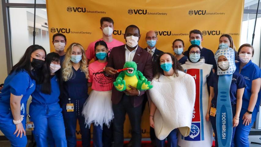  Mayor Levar Stoney with a group of VCU School of Dentistry Students